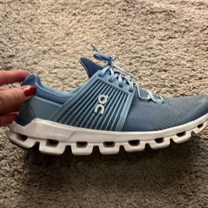 On Clouds - size 7.5 women’s shoes- blue and excellent condition!